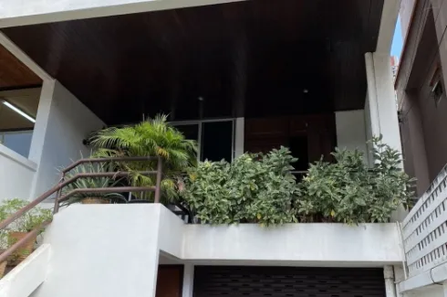 3 Bedroom Townhouse for sale in Khlong Tan Nuea, Bangkok