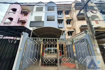 4 Bedroom Townhouse for sale in Phra Khanong Nuea, Bangkok