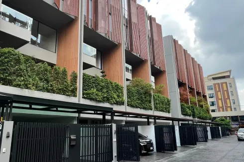 3 Bedroom Townhouse for sale in Bang Na, Bangkok