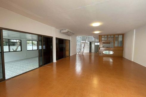 6 Bedroom House for rent in Din Daeng, Bangkok near MRT Phra Ram 9