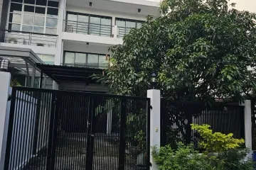 2 Bedroom Townhouse for rent in Khlong Tan Nuea, Bangkok