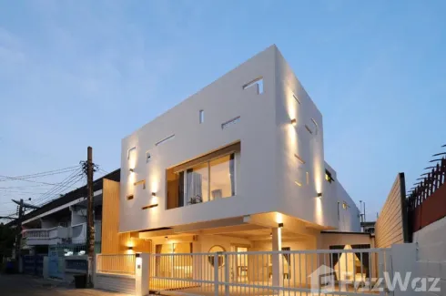 3 Bedroom Townhouse for sale in Phra Khanong Nuea, Bangkok