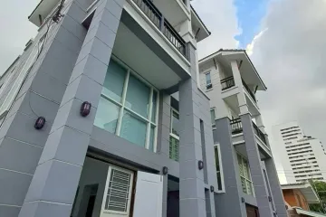 3 Bedroom Townhouse for rent in Khlong Tan Nuea, Bangkok