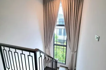 4 Bedroom Condo for sale in Dokmai, Bangkok