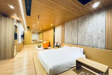 1 Bedroom Condo for rent in Nusa State Tower Condominium, Silom, Bangkok near BTS Surasak