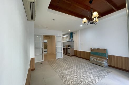 1 Bedroom Office for rent in Sam Sen Nok, Bangkok near MRT Sutthisan