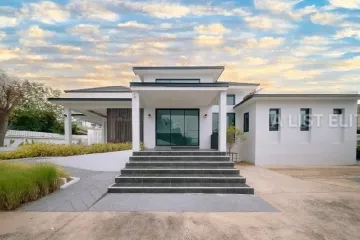 4 Bedroom House for sale in Na Kluea, Chonburi