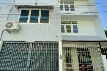 3 Bedroom Townhouse for sale in Bang Bamru, Bangkok near MRT Bang Yi Khan