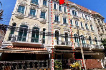 5 Bedroom Townhouse for sale in Lat Yao, Bangkok