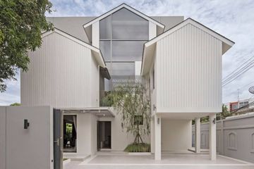 3 Bedroom House for sale in Phra Khanong Nuea, Bangkok