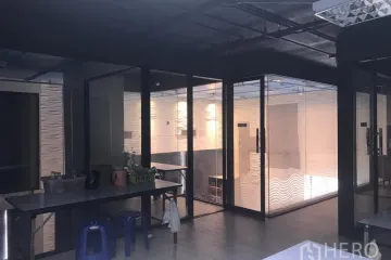 Commercial for rent in Khlong Tan Nuea, Bangkok near BTS Phrom Phong