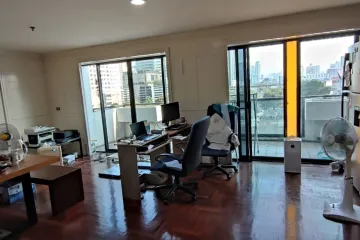 3 Bedroom Condo for sale in Khlong Toei Nuea, Bangkok near MRT Phetchaburi