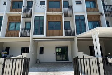 3 Bedroom Townhouse for sale in Dokmai, Bangkok