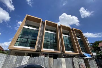 3 Bedroom Townhouse for sale in Khlong Tan Nuea, Bangkok