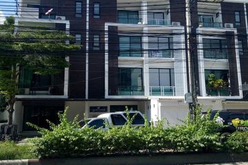 7 Bedroom Townhouse for sale in Dokmai, Bangkok