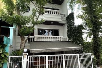 3 Bedroom Townhouse for sale in Chan Kasem, Bangkok near MRT Chankasem