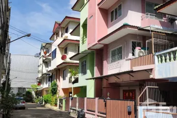4 Bedroom Townhouse for sale in Wang Thonglang, Bangkok near MRT Chok Chai 4