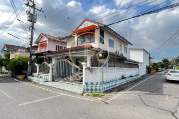 3 Bedroom Townhouse for sale in Sao Thong Hin, Nonthaburi near MRT Sam Yaek Bang Yai