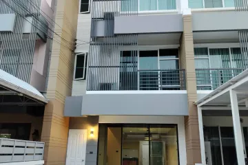 3 Bedroom Townhouse for sale in Hua Mak, Bangkok