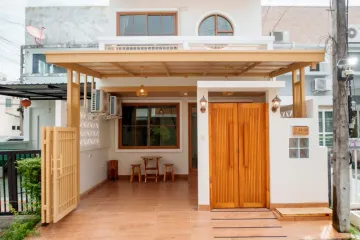 3 Bedroom Townhouse for rent in Talat Nuea, Phuket