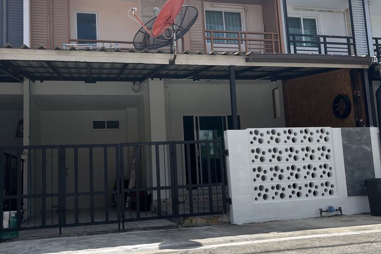 4 Bedroom Townhouse For Rent
