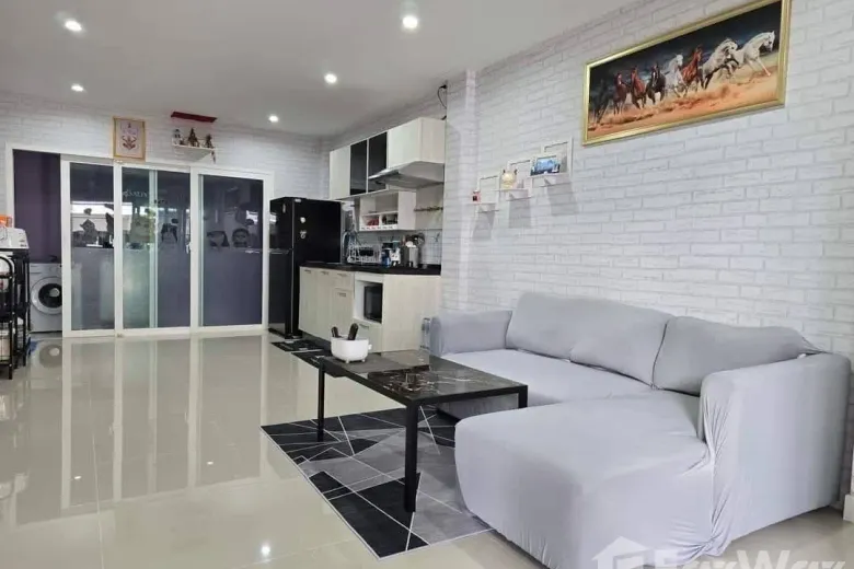 3 Bedroom Townhouse For Rent