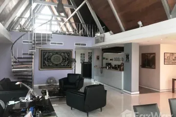 3 Bedroom Condo for sale in Khlong Toei Nuea, Bangkok near MRT Phetchaburi