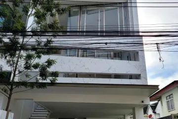 4 Bedroom Townhouse for sale in Chan Kasem, Bangkok