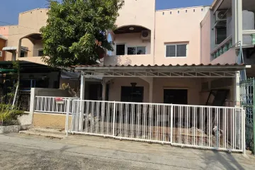 3 Bedroom Townhouse for sale in Tha Raeng, Bangkok