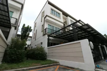3 Bedroom Townhouse for sale in Bang Chak, Bangkok