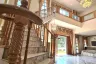 7 Bedroom House for sale in Chan Kasem, Bangkok near MRT Chankasem