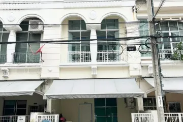 3 Bedroom Townhouse for sale in Lat Phrao, Bangkok