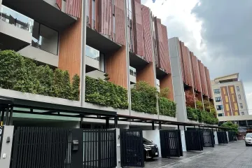 3 Bedroom Townhouse for Sale or Rent in Bang Na, Bangkok