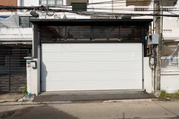 4 Bedroom Townhouse for sale in Huai Khwang, Bangkok near MRT Huai Khwang