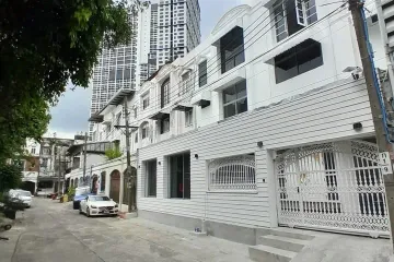 8 Bedroom Townhouse for sale in Huai Khwang, Bangkok