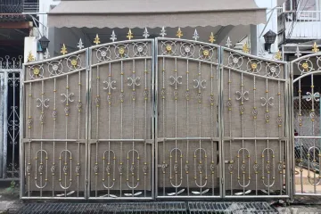 2 Bedroom Townhouse for sale in Bang Kapi, Bangkok near MRT Pradit Manutham