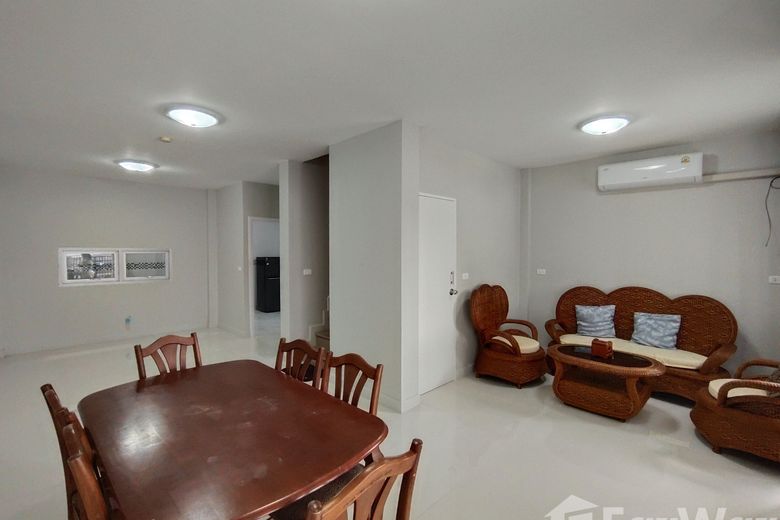 3 Bedroom Townhouse For Rent