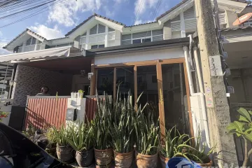 3 Bedroom Townhouse for rent in Saphan Sung, Bangkok