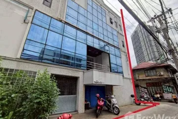 Office for rent in Rong Mueang, Bangkok near MRT Hua Lamphong
