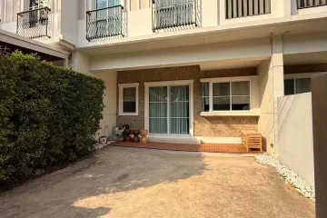 3 Bedroom Townhouse for rent in Dokmai, Bangkok