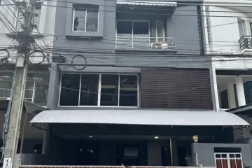 Office for rent in Wang Thonglang, Bangkok near MRT Lat Phrao 71