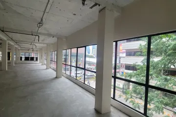 Commercial for rent in Khlong Toei Nuea, Bangkok near MRT Phetchaburi