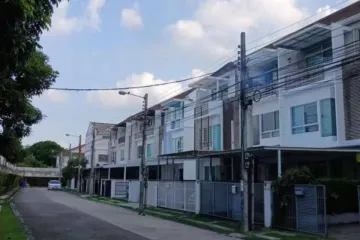 3 Bedroom Townhouse for rent in Hua Mak, Bangkok
