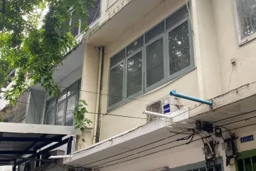 2 Bedroom Townhouse for rent in Si Phraya, Bangkok near BTS Surasak