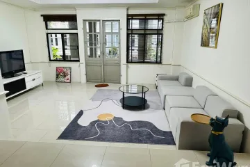 4 Bedroom Townhouse for rent in Khlong Toei Nuea, Bangkok near MRT Phetchaburi