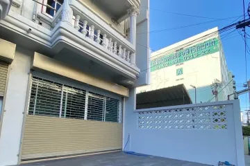 3 Bedroom House for rent in Huai Khwang, Bangkok near MRT Huai Khwang