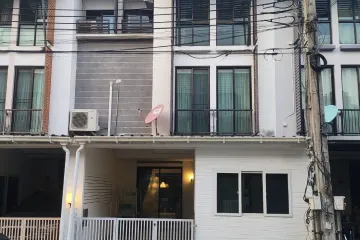 3 Bedroom Townhouse for rent in Chorakhe Bua, Bangkok