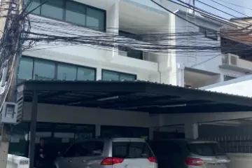 3 Bedroom Townhouse for rent in Khlong Toei, Bangkok