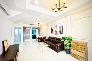 3 Bedroom Townhouse for rent in Dokmai, Bangkok