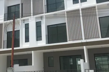 3 Bedroom Townhouse for rent in Hua Mak, Bangkok